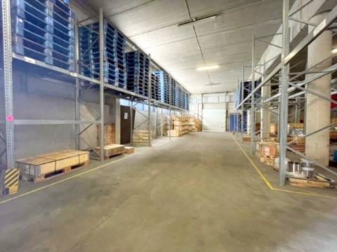 Armazém com 600m2, em Olival!