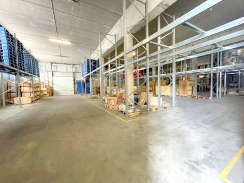 Armazém com 600m2, em Olival!