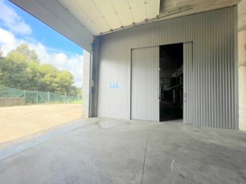 Armazém com 600m2, em Olival!