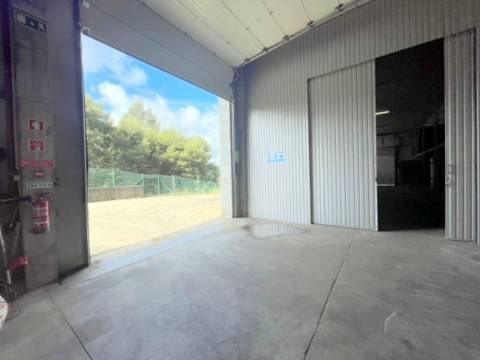 Armazém com 600m2, em Olival!