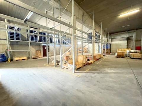 Armazém com 600m2, em Olival!