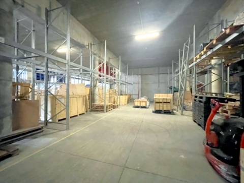 Armazém com 600m2, em Olival!