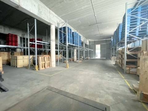 Armazém com 600m2, em Olival!