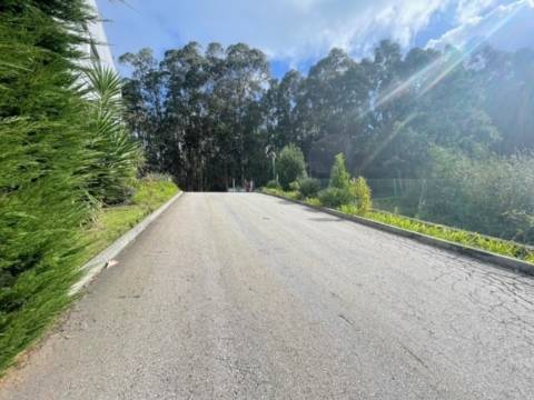 Armazém com 600m2, em Olival!