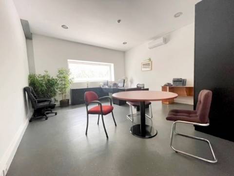 Armazém com 600m2, em Olival!