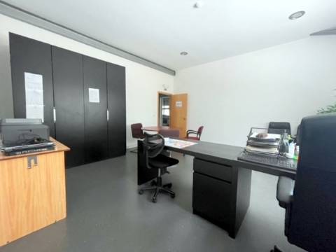 Armazém com 600m2, em Olival!