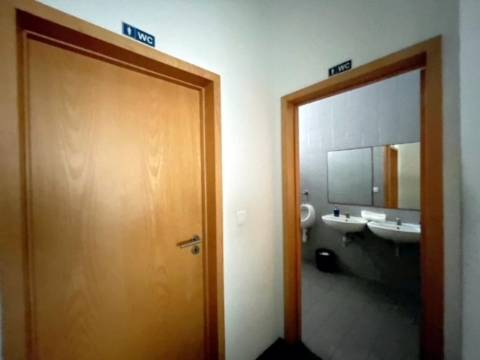 Armazém com 600m2, em Olival!