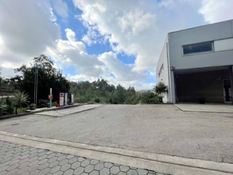 Armazém com 600m2, em Olival!