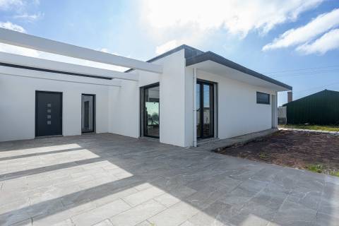 Moradia TÉRREA T3 com Piscina, localizada em Cortegaça!