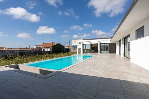 Moradia TÉRREA T3 com Piscina, localizada em Cortegaça!