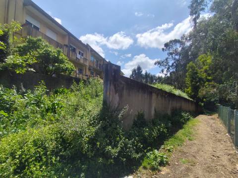 Terreno para Construção de uma ou duas Moradias, localizado perto do campo de futebol de Crestuma!