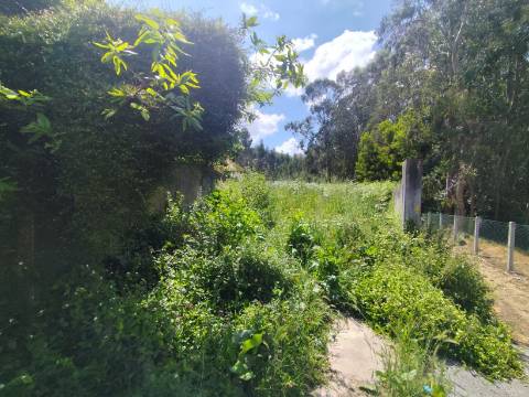 Terreno para Construção de uma ou duas Moradias, localizado perto do campo de futebol de Crestuma!