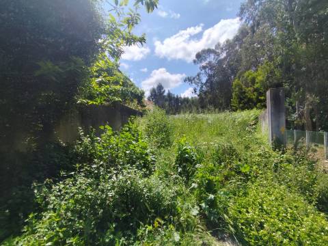 Terreno para Construção de uma ou duas Moradias, localizado perto do campo de futebol de Crestuma!