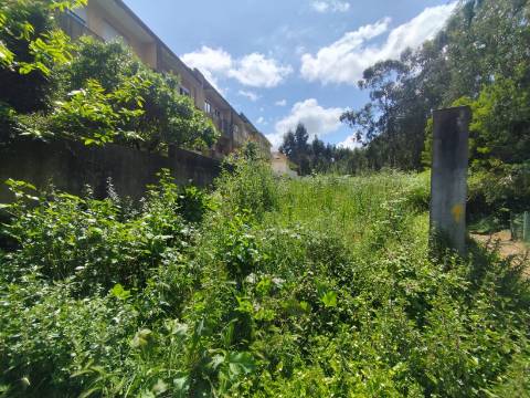 Terreno para Construção de uma ou duas Moradias, localizado perto do campo de futebol de Crestuma!