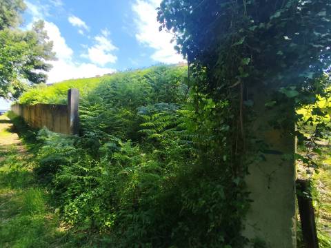 Terreno para Construção de uma ou duas Moradias, localizado perto do campo de futebol de Crestuma!