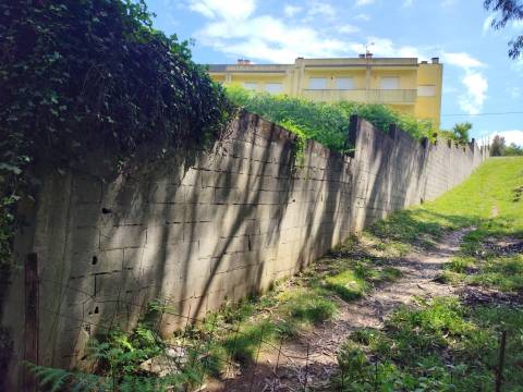 Terreno para Construção de uma ou duas Moradias, localizado perto do campo de futebol de Crestuma!