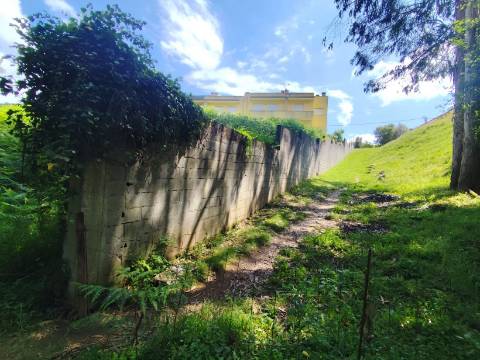 Terreno para Construção de uma ou duas Moradias, localizado perto do campo de futebol de Crestuma!