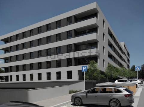 T1 a 900 metros da Praia de Canidelo com varanda, garagem box e arrumos!