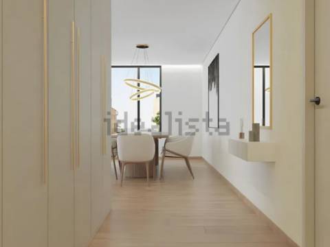 T1 a 900 metros da Praia de Canidelo com varanda, garagem box e arrumos!