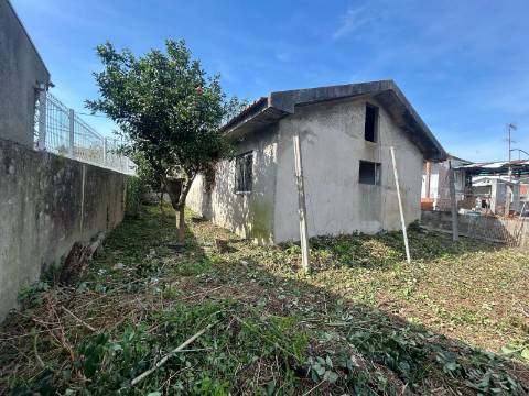 Casa de 4 frentes em Gaia, Pedroso, Para Remodelar!