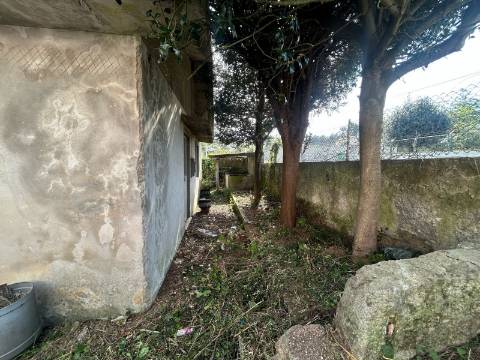 Casa de 4 frentes em Gaia, Pedroso, Para Remodelar!