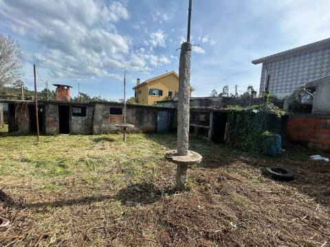 Casa de 4 frentes em Gaia, Pedroso, Para Remodelar!