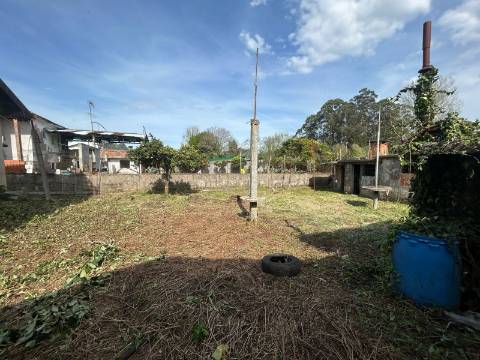 Casa de 4 frentes em Gaia, Pedroso, Para Remodelar!