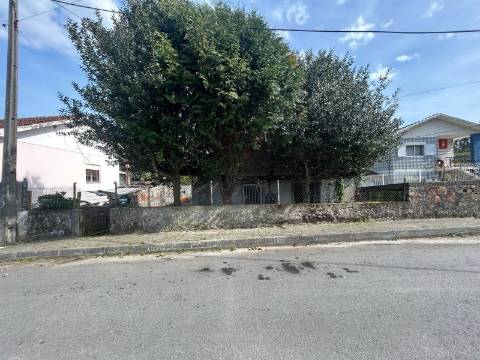 Casa de 4 frentes em Gaia, Pedroso, Para Remodelar!