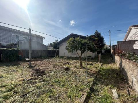 Casa de 4 frentes em Gaia, Pedroso, Para Remodelar!