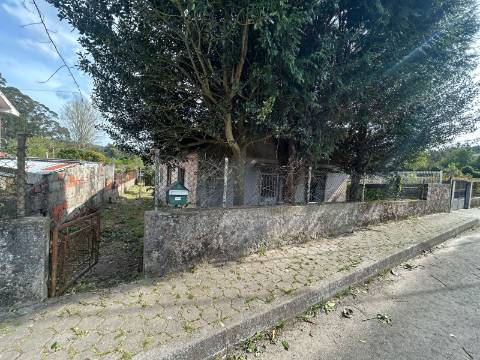 Casa de 4 frentes em Gaia, Pedroso, Para Remodelar!