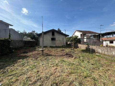 Casa de 4 frentes em Gaia, Pedroso, Para Remodelar!