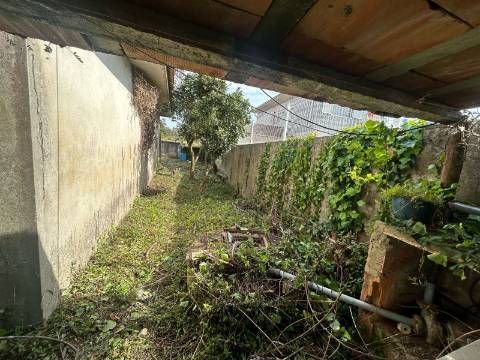 Casa de 4 frentes em Gaia, Pedroso, Para Remodelar!
