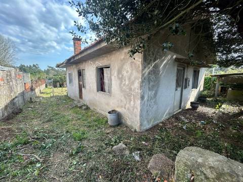 Casa de 4 frentes em Gaia, Pedroso, Para Remodelar!