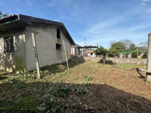 Casa de 4 frentes em Gaia, Pedroso, Para Remodelar!