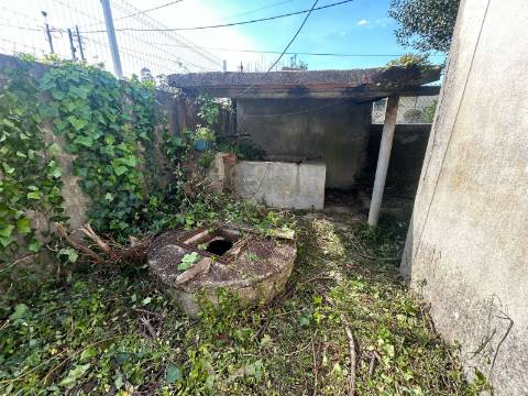 Casa de 4 frentes em Gaia, Pedroso, Para Remodelar!