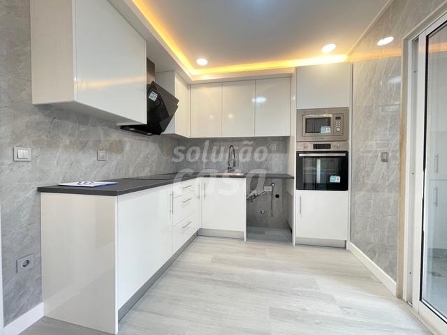 Apartamento T3 localizado a 700 metros da Estação do Metro!