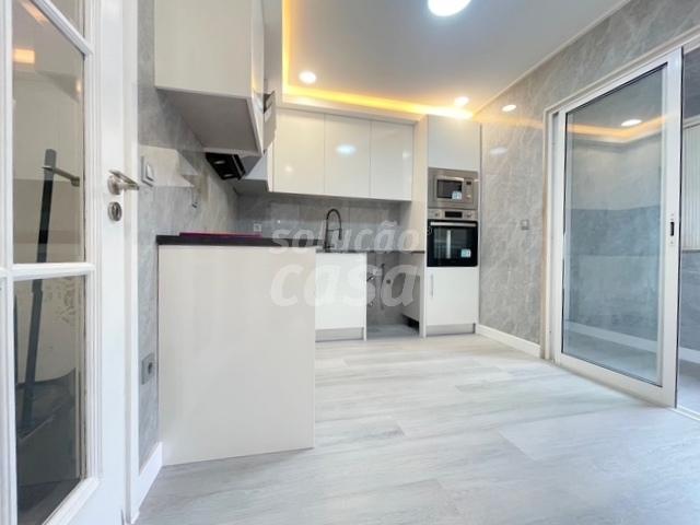 Apartamento T3 localizado a 700 metros da Estação do Metro!