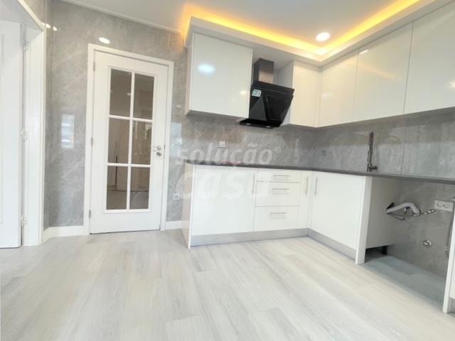 Apartamento T3 localizado a 700 metros da Estação do Metro!