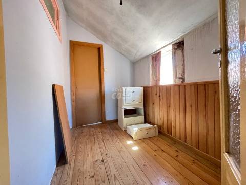 Prédio para Restaurar no Centro Histórico de Vila Nova de Gaia – Zona das Caves do Vinho do Porto!