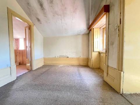 Prédio para Restaurar no Centro Histórico de Vila Nova de Gaia – Zona das Caves do Vinho do Porto!