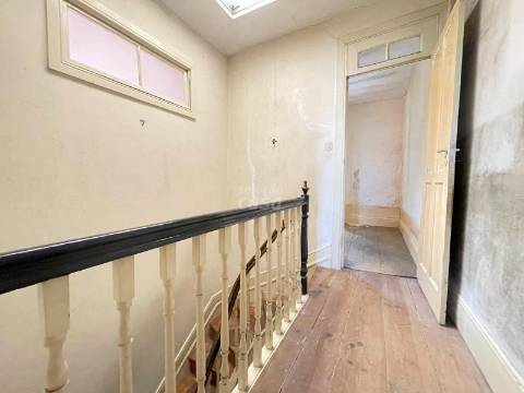 Prédio para Restaurar no Centro Histórico de Vila Nova de Gaia – Zona das Caves do Vinho do Porto!