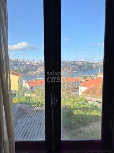 Prédio para Restaurar no Centro Histórico de Vila Nova de Gaia – Zona das Caves do Vinho do Porto!