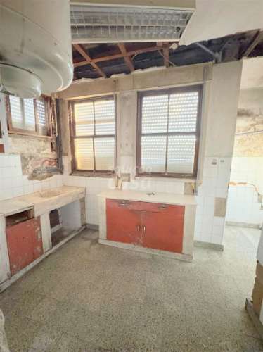 Prédio para Restaurar no Centro Histórico de Vila Nova de Gaia – Zona das Caves do Vinho do Porto!