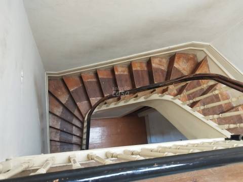 Prédio para Restaurar no Centro Histórico de Vila Nova de Gaia – Zona das Caves do Vinho do Porto!