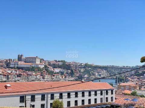 Prédio para Restaurar no Centro Histórico de Vila Nova de Gaia – Zona das Caves do Vinho do Porto!
