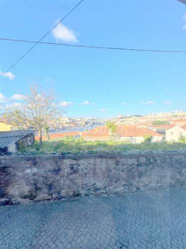 Prédio para Restaurar no Centro Histórico de Vila Nova de Gaia – Zona das Caves do Vinho do Porto!