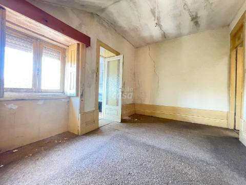 Prédio para Restaurar no Centro Histórico de Vila Nova de Gaia – Zona das Caves do Vinho do Porto!