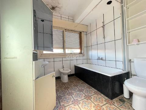 Prédio para Restaurar no Centro Histórico de Vila Nova de Gaia – Zona das Caves do Vinho do Porto!