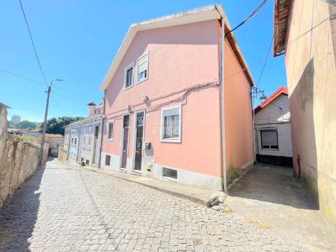 Prédio para Restaurar no Centro Histórico de Vila Nova de Gaia – Zona das Caves do Vinho do Porto!
