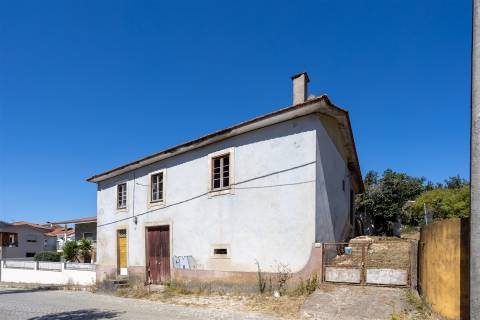 2 Moradias para restaurar, inseridas em um terreno de 2962m2, em Sandim!